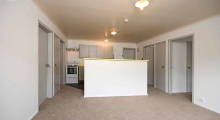 Close to shops and transport - Photo 4