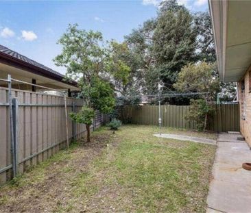 Neat, Trendy and Convenient Two Bedroom Maisonette - Photo 4