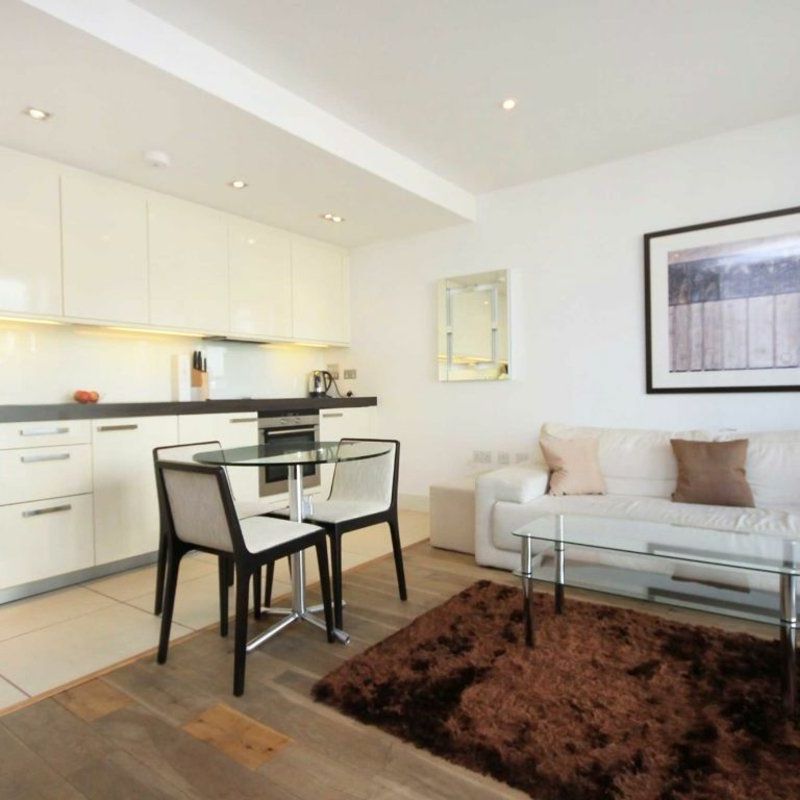 Times Square, Aldgate, E1 - Photo 1