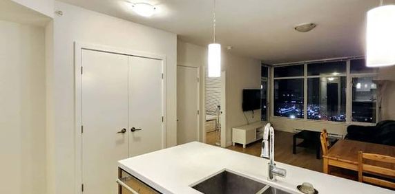 Coquitlam centre high-rise Cozy 2 bed 2 bath apartment for rent - Photo 2