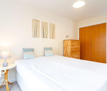 CENTURY WHARF CARDIFF BAY FURNISHED ONE BEDROOM APARTMENT WITH JULI... - Photo 2