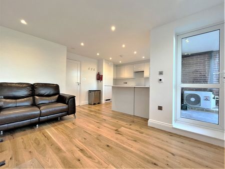 Beautifully refurbished 1-bed flat, Ealing W5 2JD - Photo 2