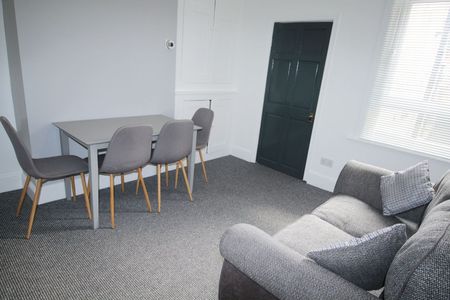 16 Carholme Road, Newland, Lincoln, Lincolnshire, LN1 1RR - Photo 2