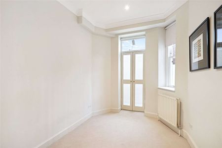 A charming three bedroom apartment in a prime Chelsea location with direct access to communal gardens. - Photo 4