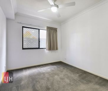 LOW MAINTENANCE LIVING - 2 CAR SPACES & LIFT ACCESS TO UNIT ! - Photo 3