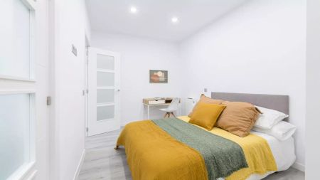 Room in a shared 8-bedroom apartment for rent in Sol, Madrid - Photo 5