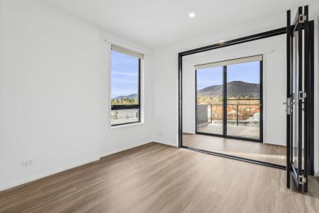 Stunning Top-Floor Corner Apartment in the Heart of Braddon - Photo 5