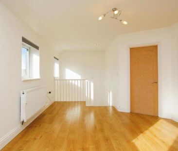 Well presented two bed apartment in a quaint cul de sac with courty... - Photo 4