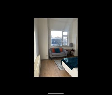 1 Bed Flat, Prestwich, M25 - Photo 2