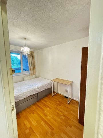 Room in a Shared House, Douglas Close, SM6 - Photo 2