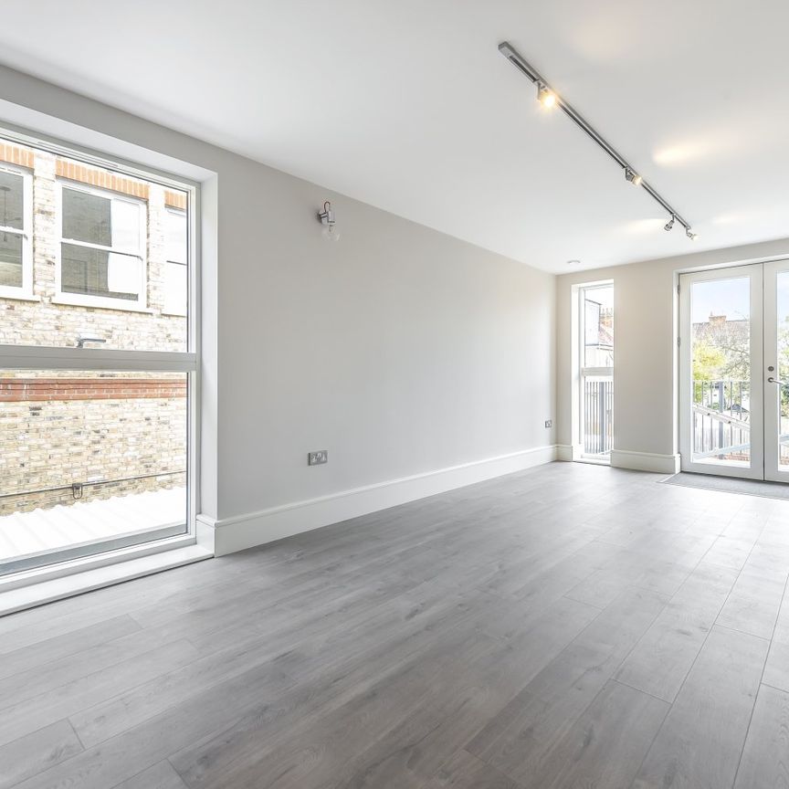 Flat to rent - Plassy Road, Catford, SE6 - Photo 1