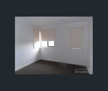 3 BEDROOM TOWNHOUSE- - Photo 2