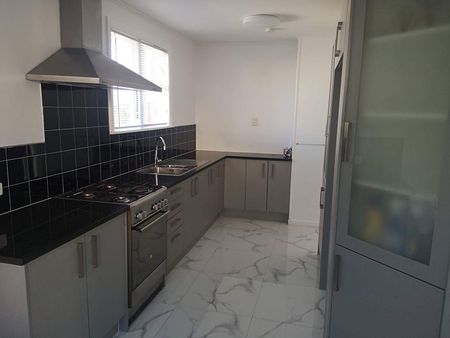 3‑Bedroom Townhouse - Private and convenient - Photo 5