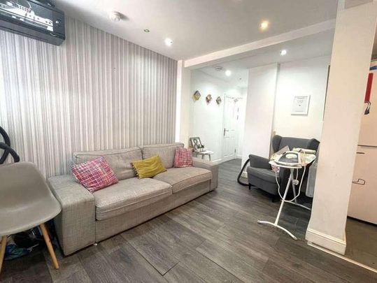 Rm J, The Woodston, Belsize Avenue, Woodston, PE2 - Photo 1