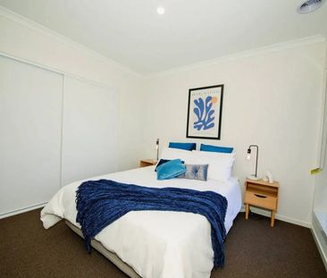 Furnished 4 Bed - 2 Bathroom Home - Photo 5