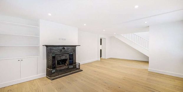 This hidden gem is accessed through a leafy garden and offers lovely cottage style accommodation on two floors. It is presented in excellent condition throughout, with wood floors in the rec - Photo 1