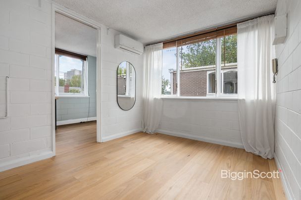WELL PRESENTED APARTMENT IN PRIME POSITION - Photo 1