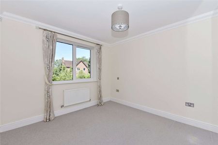 Duplex apartment with balcony and parking within 150 metres of Amersham train and Metropolitan line tube station. - Photo 3