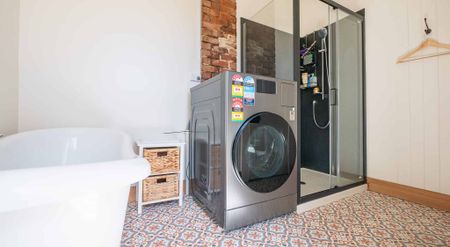 Fully Furnished, Power, Gas and Internet Included - Photo 4