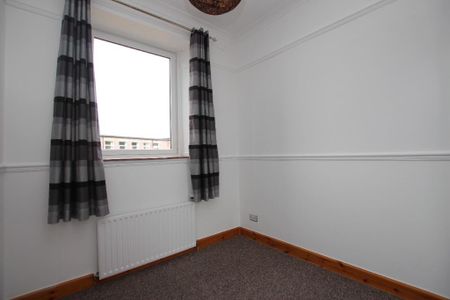 3 bedroom flat to rent - Photo 3
