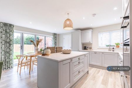 4 bedroom detached house to rent - Photo 4