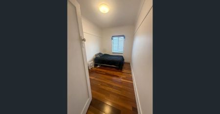 2 Bedroom & sun room Bondi Furnished Unit for Lease - Photo 2