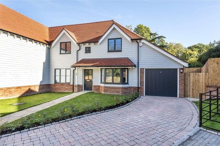 A beautiful 3 bedroom family home within an exclusive gated development on the outskirts of Goudhurst, and located in the Cranbrook school catchment area - Photo 2