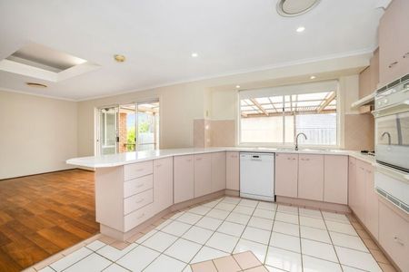 6 Pinehill Drive Rowville VIC - Photo 4