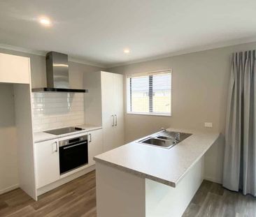 Near new family home - Photo 2