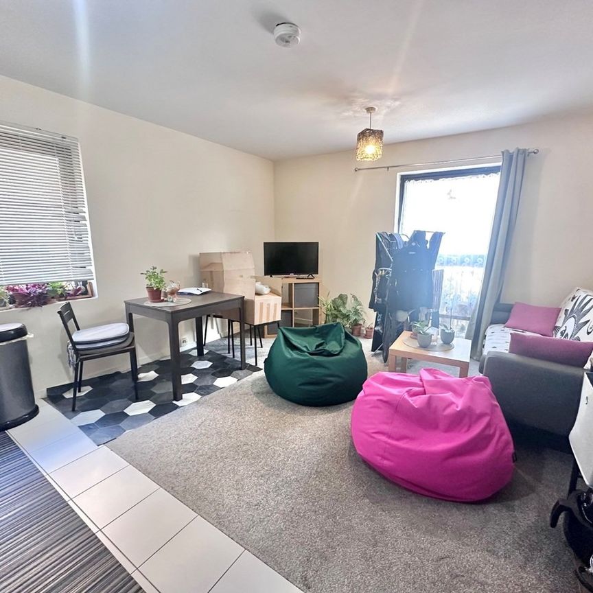 2 Bed Flat, Victoria Way, SE7 - Photo 1