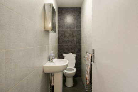 1 bedroom in a house share to rent - Photo 3