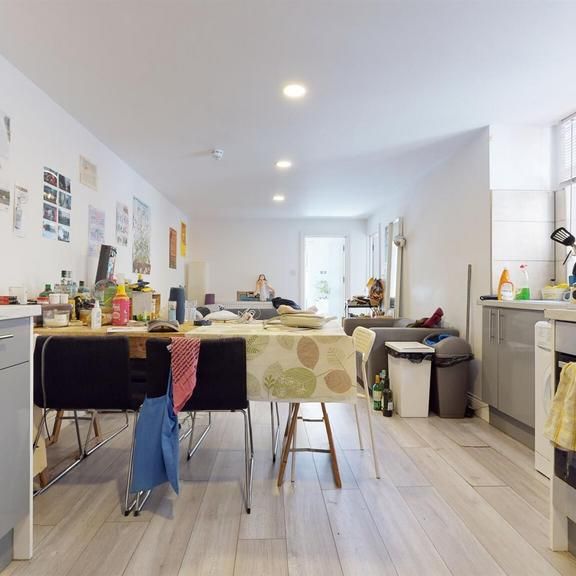4 bedroom flat to rent - Photo 1