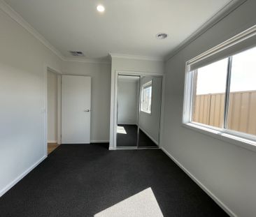 FOUR BEDROOM HOME - LOW MAINTENANCE! - Photo 4