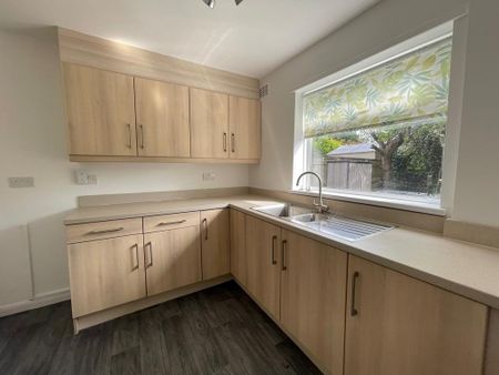 2 bedroom semi-detached house to rent - Photo 5