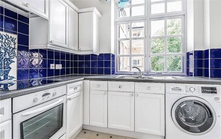 A first floor spacious apartment with three double bedrooms in a converted period building. Please note the property does not have an HMO licence. - Photo 4