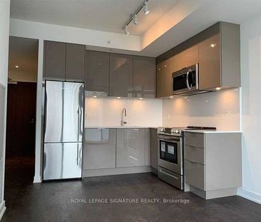 Yonge/Richmond E-Bright Beautiful 1Bdrm+Den 1Bathroom 1Locker - Photo 2