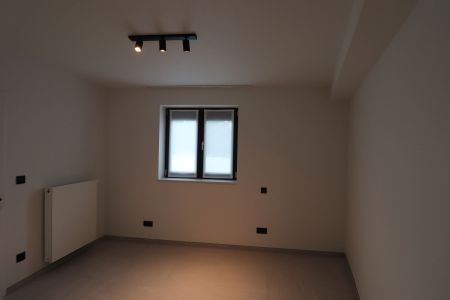 Gerenoveerd appartement op de 1ste verdieping met ruim terras (ca 70 m²) met autostaanplaats en fietsenberging. - Foto 5