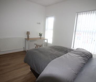 6 bedroom terraced house to rent - Photo 3