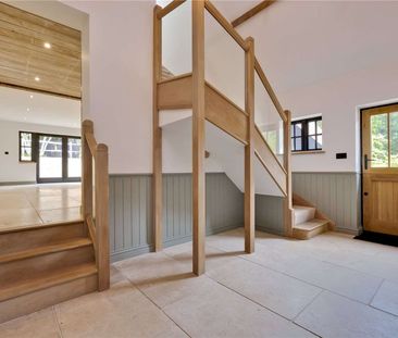 A contemporary barn conversion in the sought-after village of Churt. - Photo 1