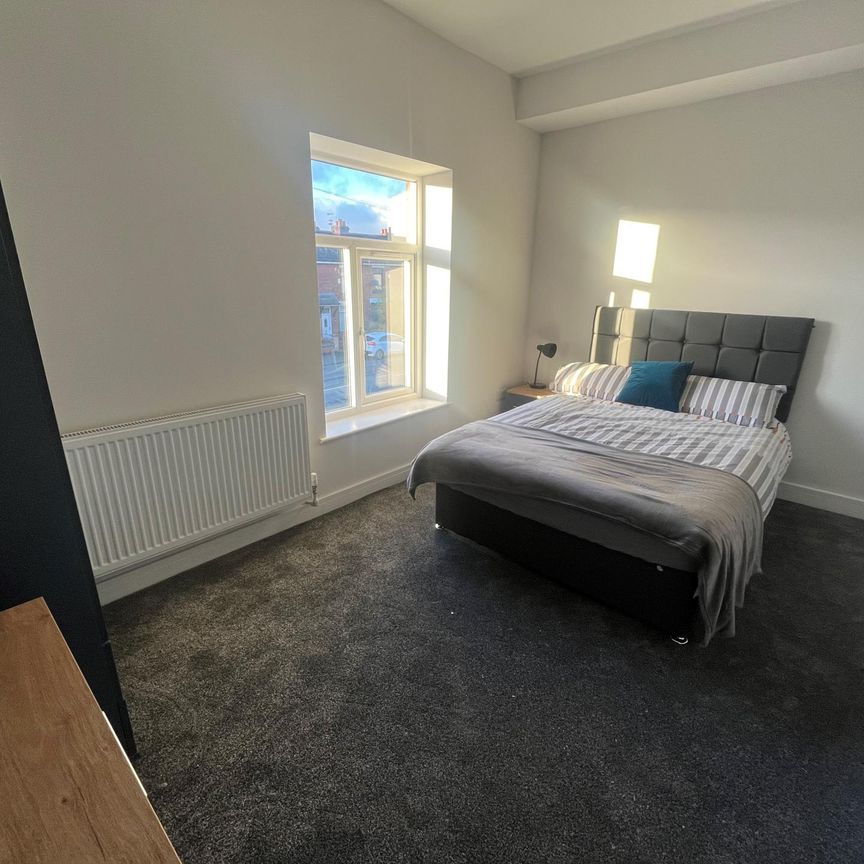 Tonge Moor Road, Bolton - Photo 1