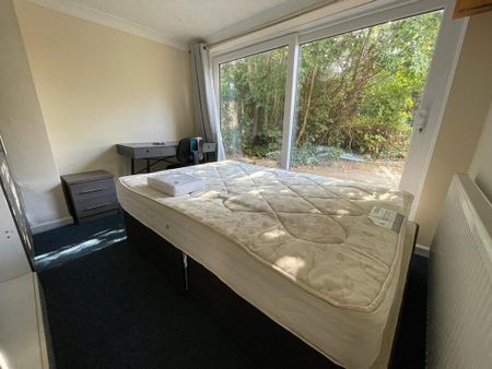 5 bedroom detached house to rent - Photo 4