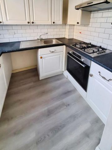 2 bedroom end of terrace house to rent - Photo 2