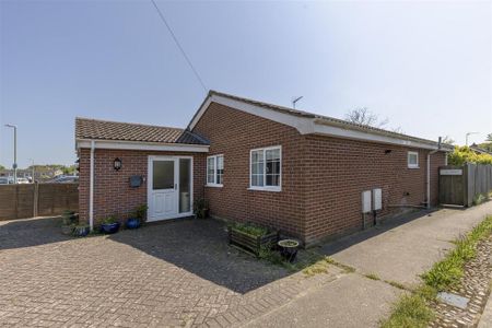 3 bedroom detached bungalow to rent - Photo 5