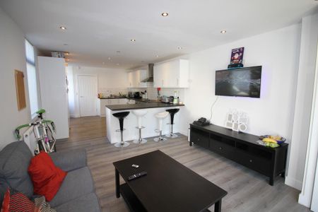 6 bedroom semi-detached house to rent - Photo 2