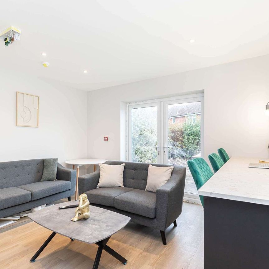 Stylish Living in a Luxury All En-Suite House Share Room 4 - Photo 1