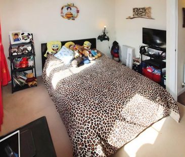 4 bedroom end of terrace house to rent - Photo 2