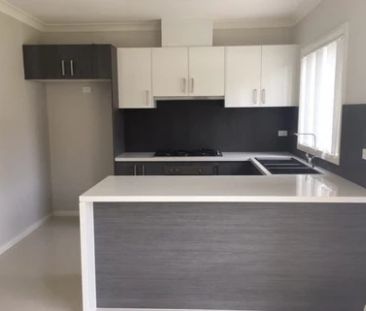 Spacious 3-Bedroom Townhouse in a Prime Location - Photo 5