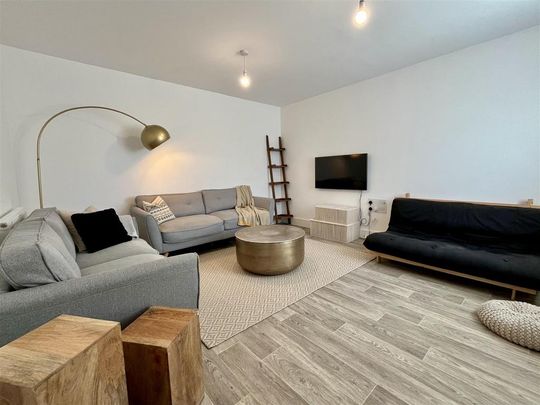 4 bedroom detached house to rent - Photo 1