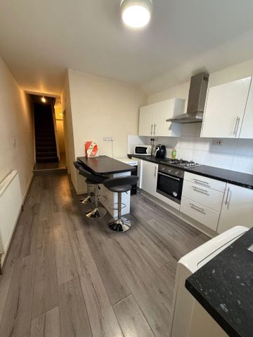 1 bedroom in a flat share to rent - Photo 4