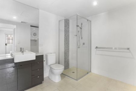 Central Apartment with Skyline Views - Photo 4